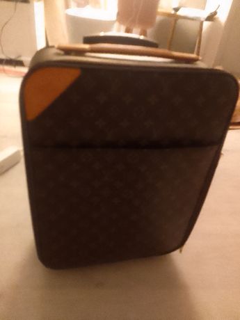 LOUIS VUITTON valise cabine Pégase légère à roulettes, 55cm. - Une poche  plaqué… - Boisgirard Antonini