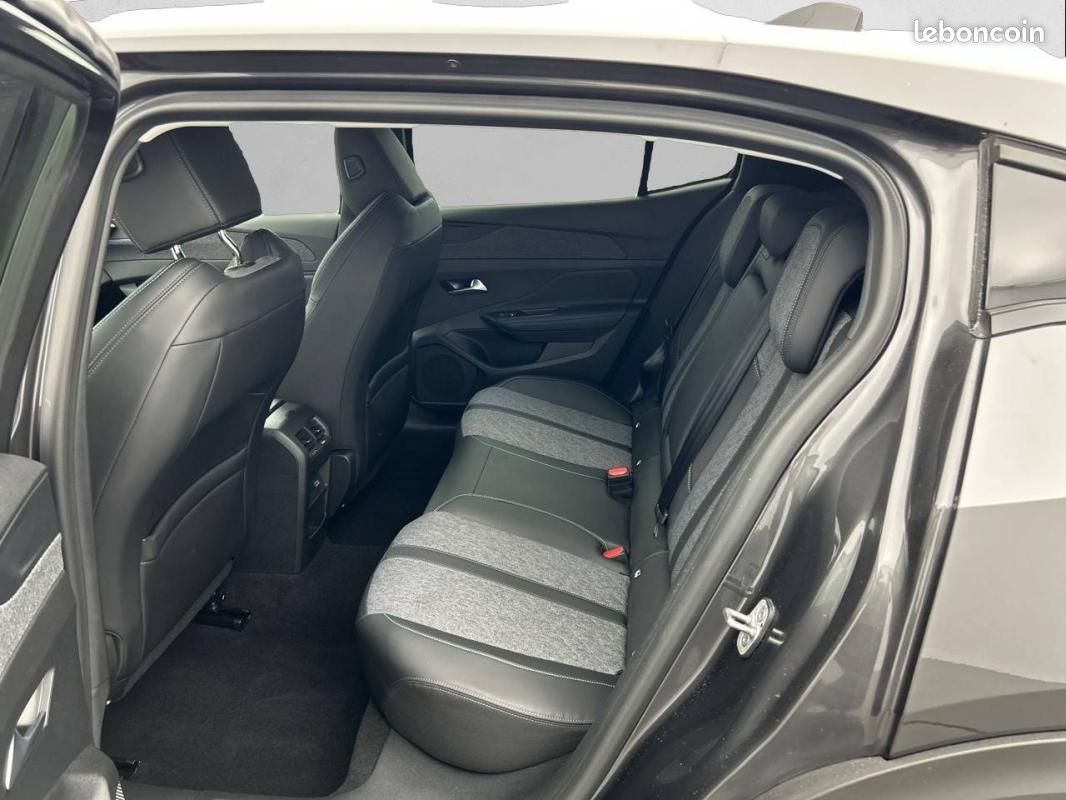 Peugeot 408 PHEV 225 e-EAT8 - Allure Pack (image 12)