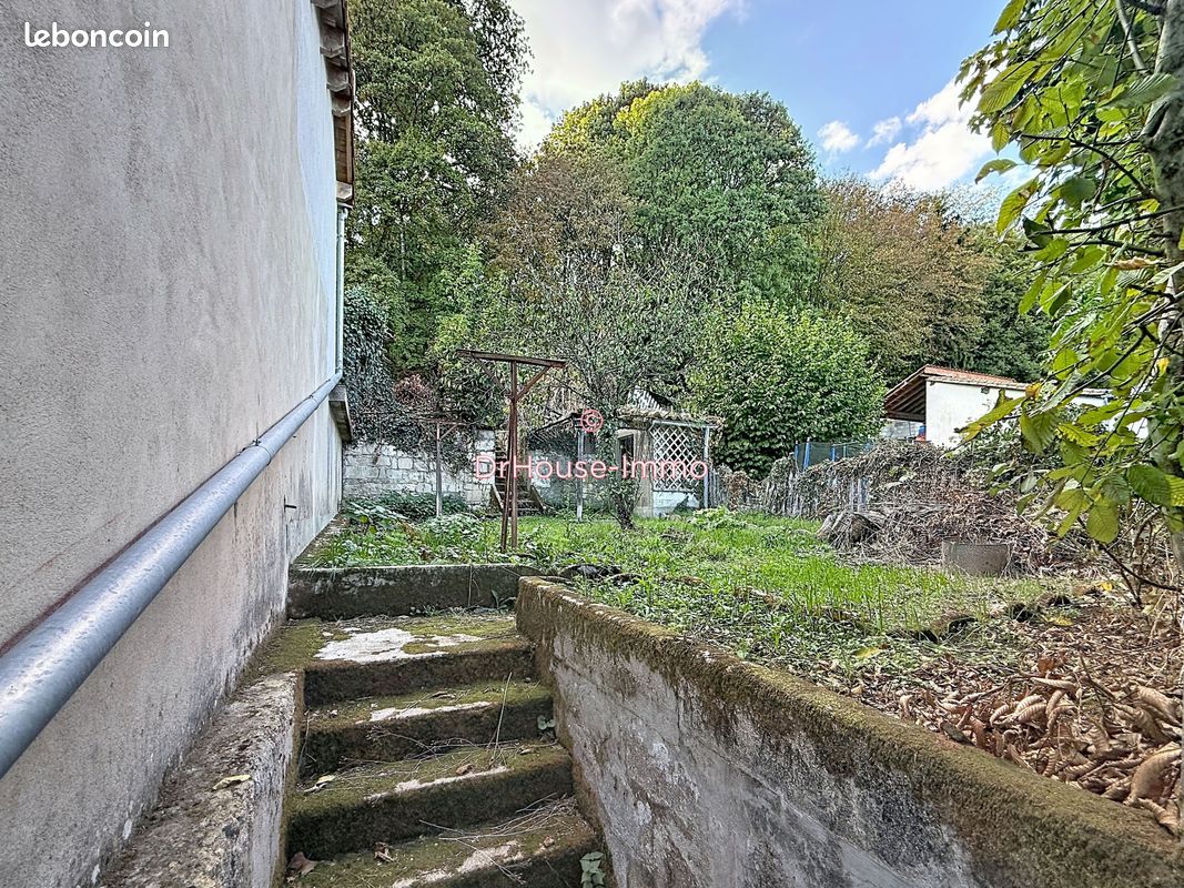 Terrain 215 m² · à La Rochefoucauld-en-Angoumois · 215 m² · 19 500 €