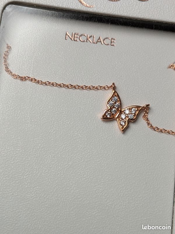 Collier Pendentif Papillon Rose En Acier Et Imitation Pierre - Longueur 50 Cm - Bijou Fantaisie Neuf