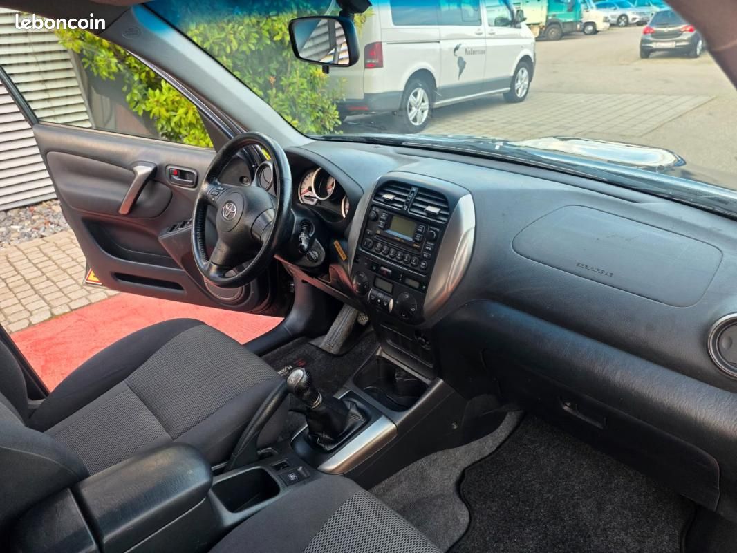 Toyota RAV4 2.0 D-4D 116 ch 4x4 Sol • Clim auto Attelage Radar de recul Barres toit (image 15)
