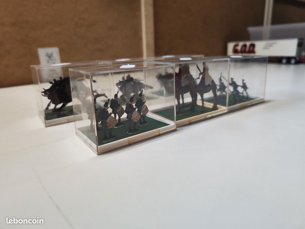 Lot de 6 boîtes de petits soldats en plomb (image 1)