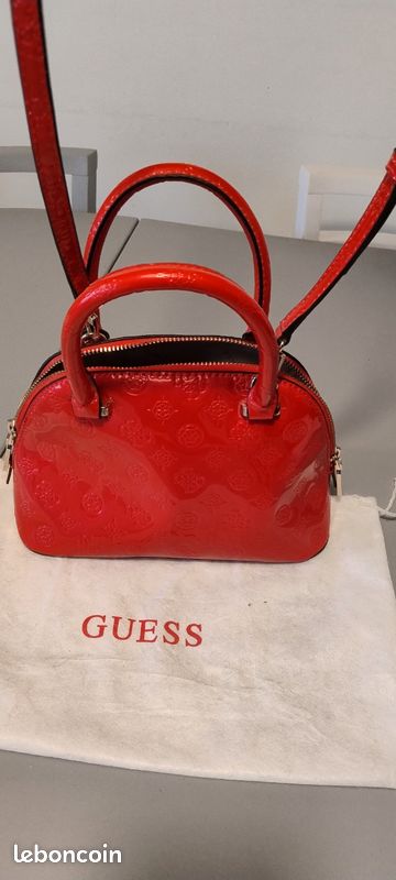 Sac à Main Guess - Modèle Sacoche (Satchel) Rouge En Toile - Format Large - Fermeture Aimantée - Neuf Avec étiquettes