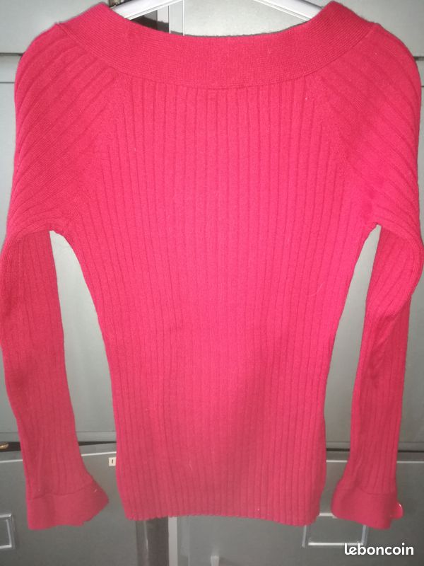 Pull rouge gros bouton (image 2)