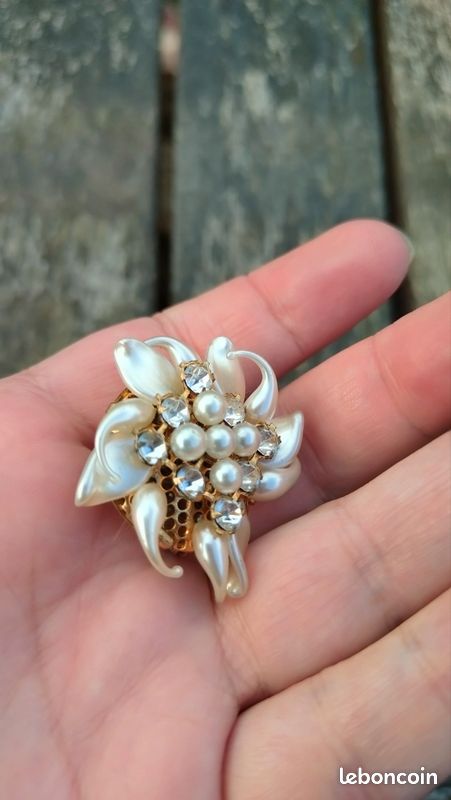 Broche vintage fleur carrée fausses perles nacrées & strass (image 2)