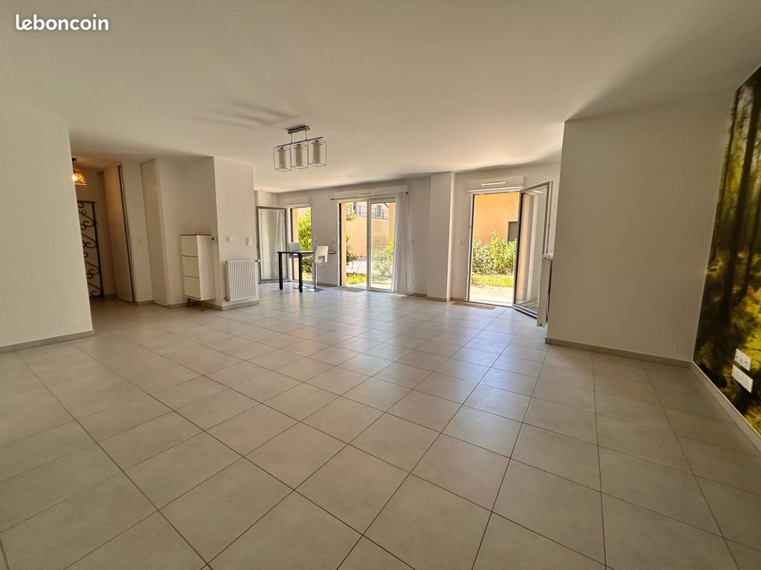 Appartement 4 pièces 106 m² · à Porte des Pierres Dorées · 106 m² · 280 000 €