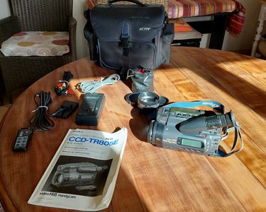 HS, pour pieces : Camescope SONY HI8 8mm CCD-TR805E vendu nu sans accessoires