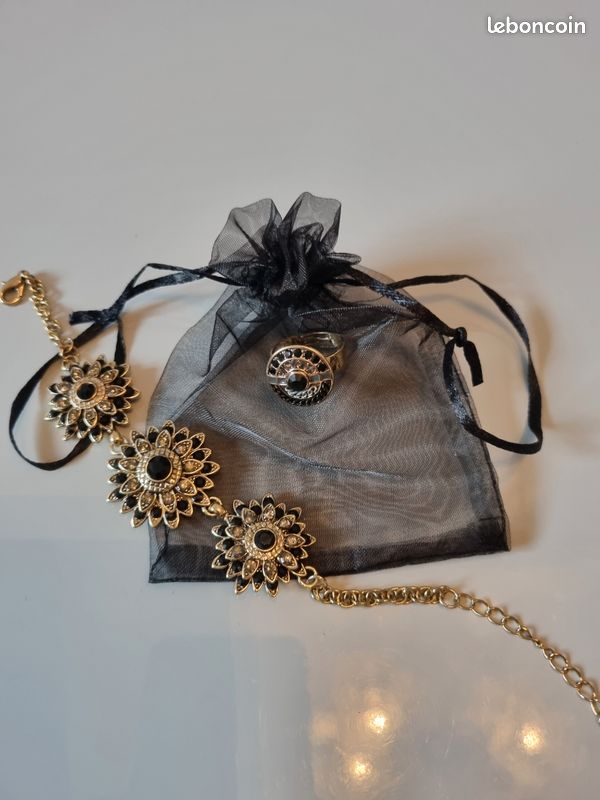 Ensemble bague et bracelet fantaisie doré et noir avec pochon neufs (image 1)