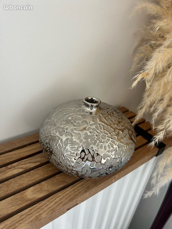 Vase boule décoratif argenté à motifs floraux – Design moderne (image 9)