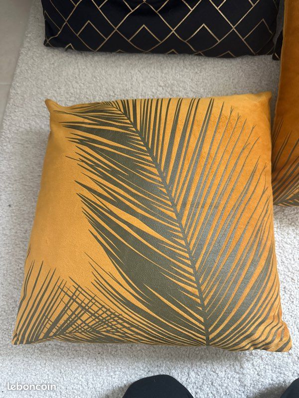 Lot de 4 coussins noir et jaune doré (image 2)