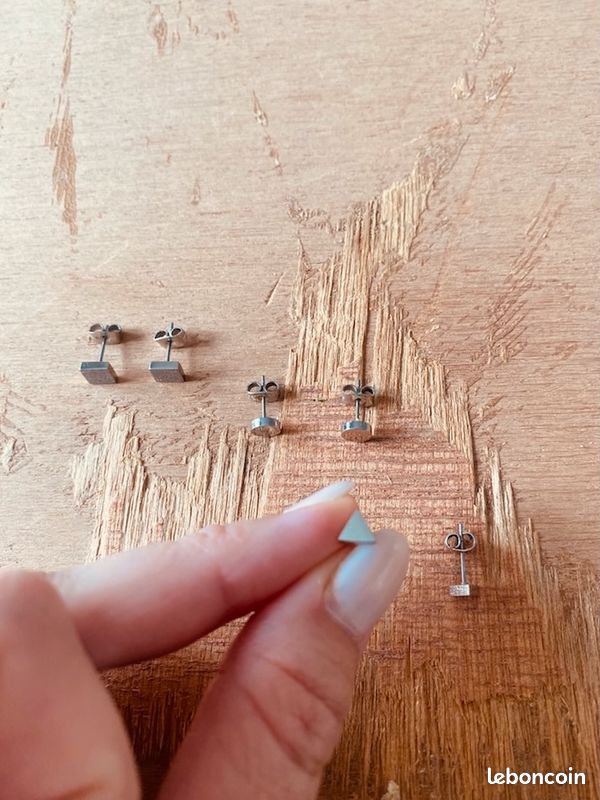 Set Boucles d’oreilles en acier il ne reste plus que les puces en forme de triangle et les puces rondes lisses Envoi rapide et soigné (image 1)