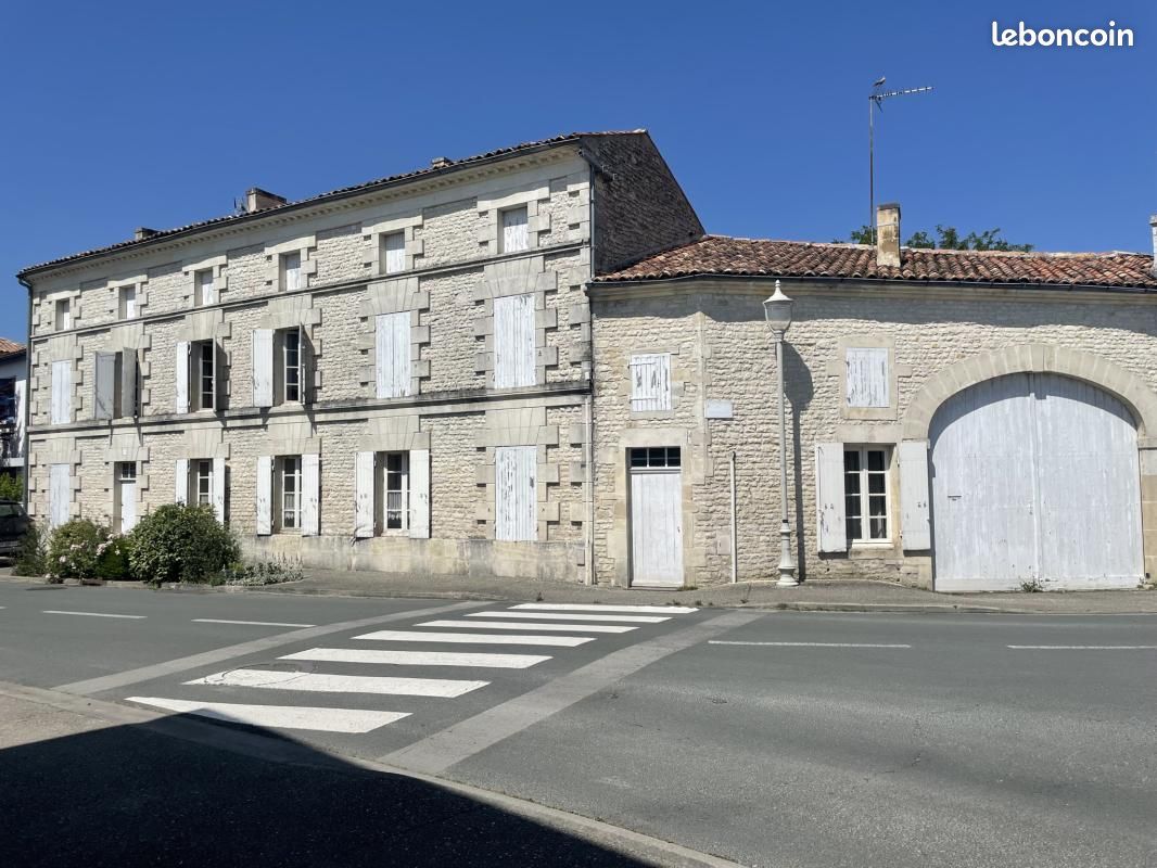 Maison 9 pièces 249 m² · à Matha · 249 m² · 250 000 €