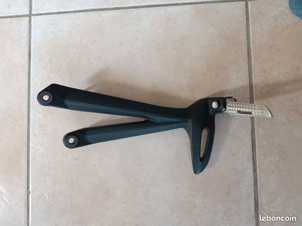 Platine repose pied Arrière Gauche TRIUMPH STREET TRIPLE 765 - 2021
