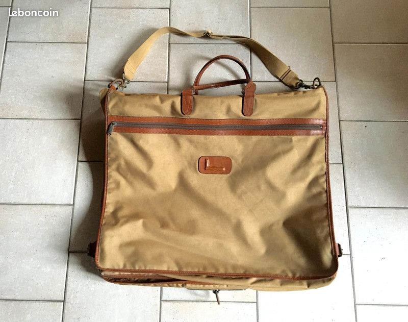 Vêtements vintage suspendus sur un cintre de vêtements sur un rail