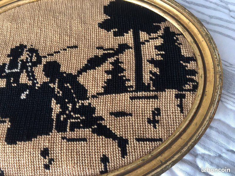 Cadre médaillon, Broderie Vintage, scène galante (image 6)