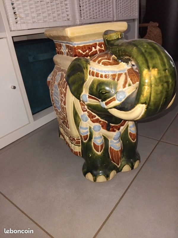 Elephant repose plante (image 2)
