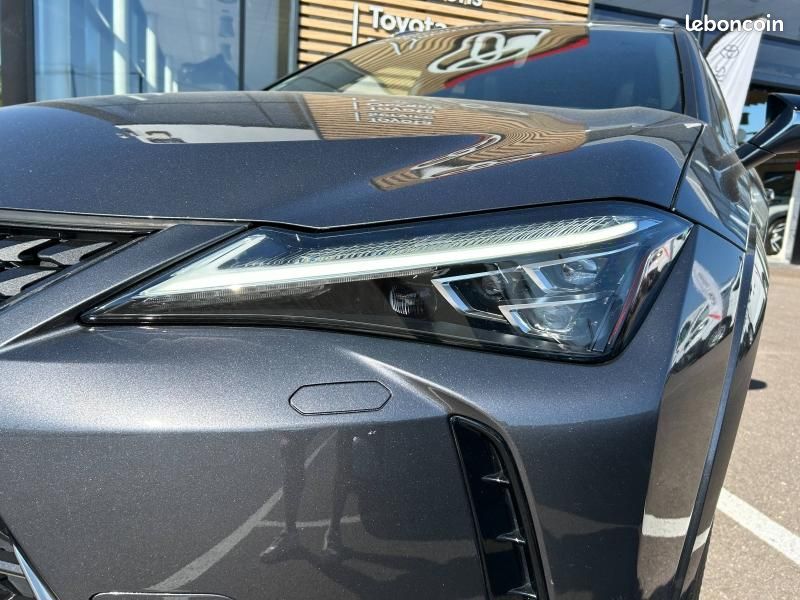 Lexus UX 250h Executive 2WD (image 15)