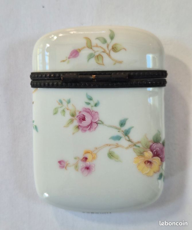 Boîte pilulier plat en porcelaine de Limoges, estampillée cd - fermoir en forme de bélier stylisé (image 2)