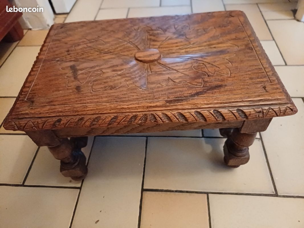 Repose pied ou petit banc ancien sculpté (image 1)