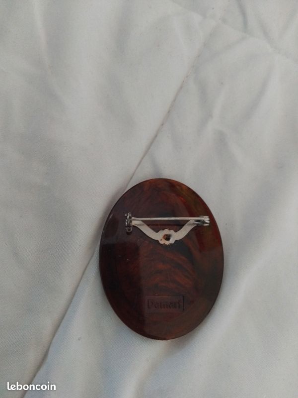 Ancienne Broche Publicitaire Damart – Style Camée – Bijou Vintage