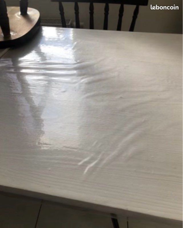 Table blanche, avec pied en fer forgé (image 4)