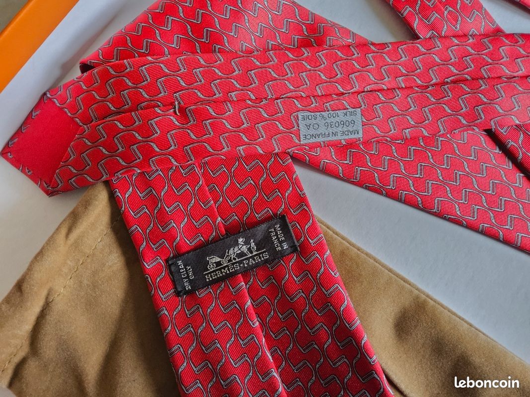 Cravate Hermès « Fabergé » 100% Soie - Motif œufs - Rouge - Neuve Sans étiquettes - Vintage