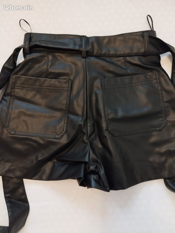 Short Zara en simili cuir Vêtements