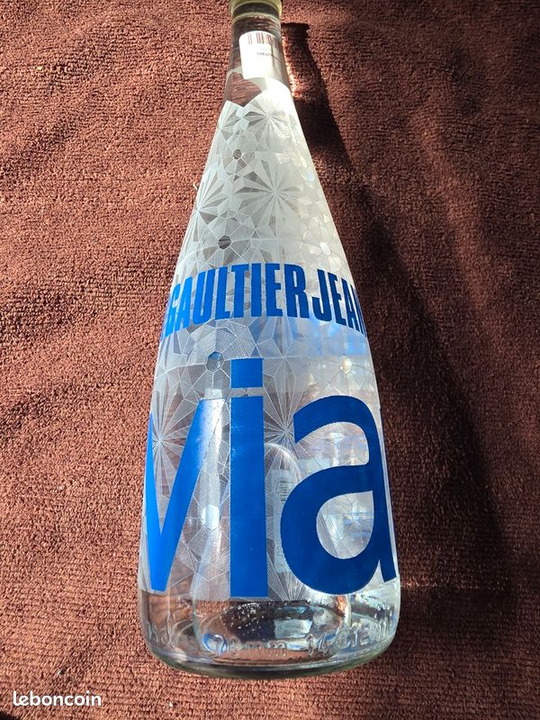 Bouteille d'eau Jean Paul Gaultier édition limitée verre EVIAN 750 ml