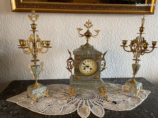 Garniture De Cheminée Ancienne : Pendule Cartel + 2 Candélabres En Bronze - XIXe