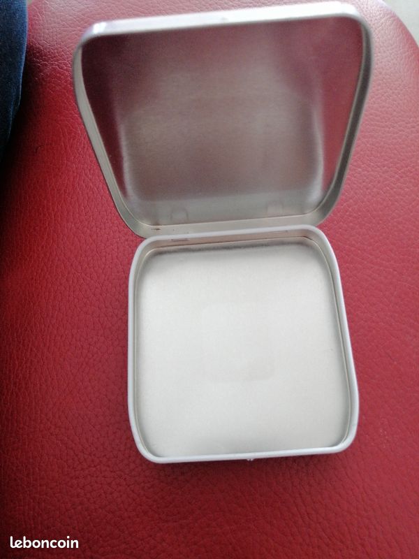 Jolie petite boîte pour ranger discrètement ses protections hygiéniques dans son sac à main (image 2)