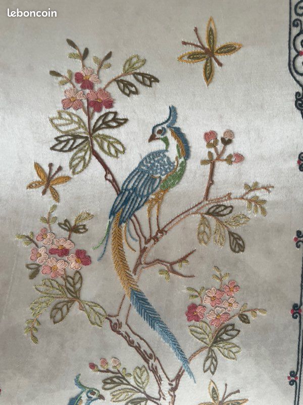 Ancien cadre broderie sur soie décor floral - Décoration