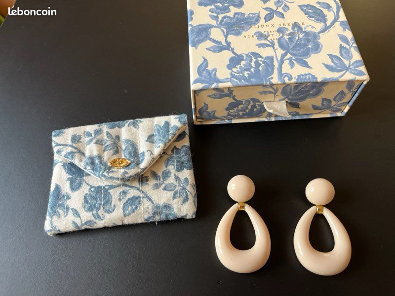 Boucles D'oreilles Sézane Esmee - Doré Et Perles Bleues, Dormeuses, Neuf Avec étiquettes