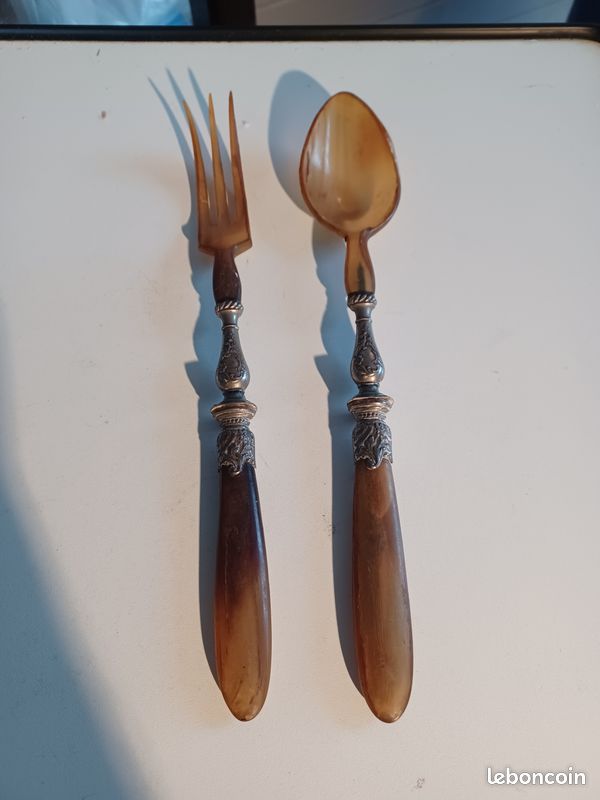 Couverts à salade anciens dans leur coffret corne et manche fourré