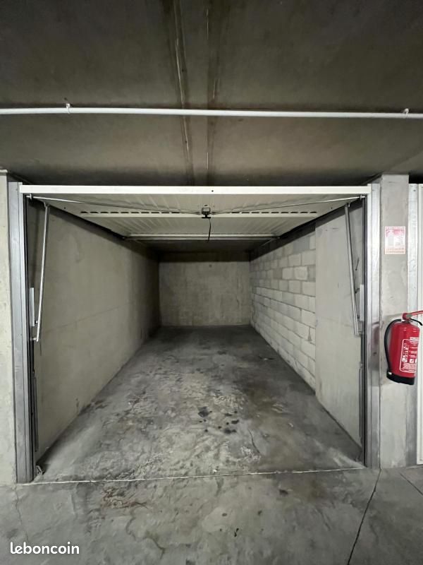 Garage Lyon 08 · 90 €/mois