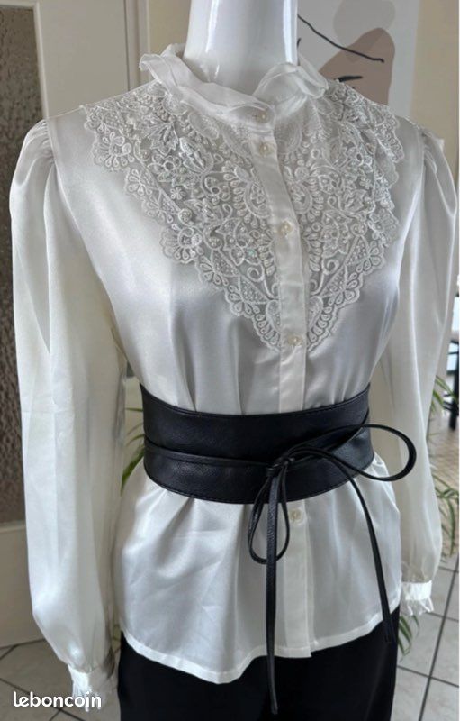 Chemise blouse romantique Lapland - Blanc cassé / Ivoire - Broderie dentelle perlée sequins S/M Satinée Comme neuve (image 5)