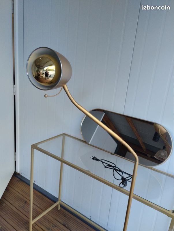 Lampe dorée et ampoule (image 1)