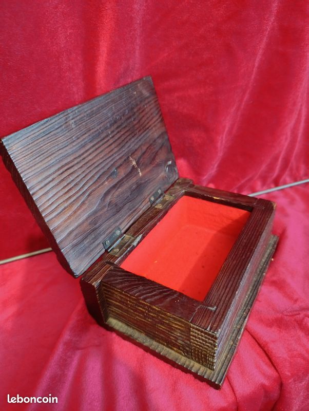 Boîte Décorative en Bois Sculpté Style Livre Ancien - Fleur de Lys (image 3)