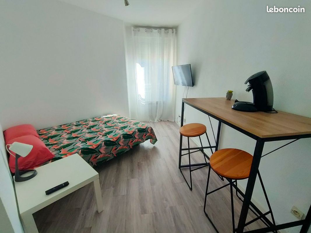 Table haute et tabourets (image 2)
