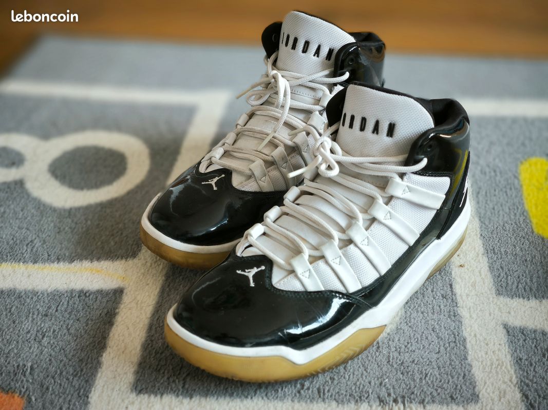 Air Jordan 11 Noir/Blanc Taille 43 EU Chaussures - Main Image