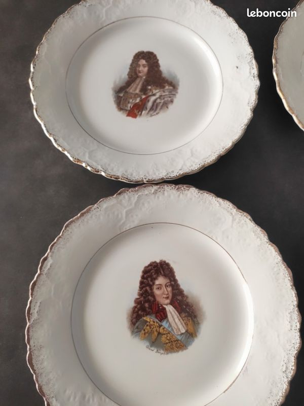 Lot De 8 Assiettes Mythologie En Porcelaine L'Objet – État Excellent, Motif Floral Octogonal