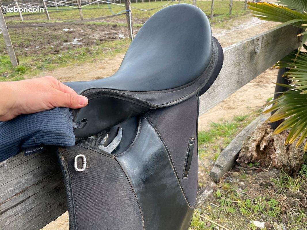 Selle synthétique noire (image 3)