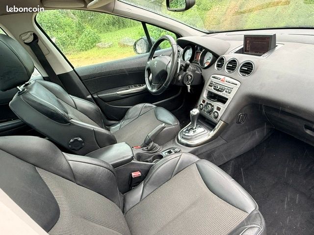 Peugeot 308 1.6 HDi 110ch FAP BVMP6 BLUE LION Navteq (image 13)