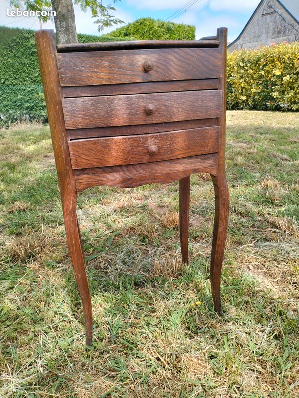 Ancienne table de chevet – 3 tiroirs – pieds cabriole – bois clair (image 2)