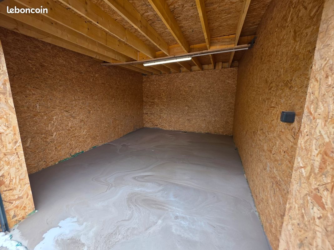 Box/garage a louer · à Quincey · 170 €/mois