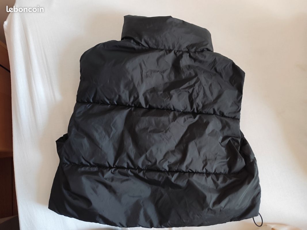 Doudoune noire sans manche Pull&Bear
Pull &Bear
Taille M
2 poches plaquées devant
Possibilité de resserrer la base
En parfait état (image 5)