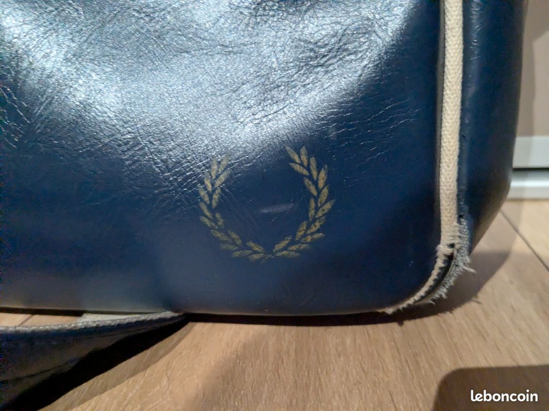 Sac Bandoulière Fred Perry Rétro - Bleu Marine - Taille Medium - Cuir Synthétique - Occasion Très Bon état