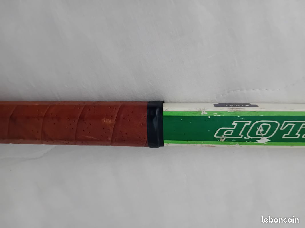 Raquette de Tennis - Modèle ,, DUNLOP CLUB " - Modèle mythique ( 1970 - 1980) - Cordage et Grip d'origine - Très bon état / Design distinctif : blanc et vert / Dimensions : 69 x 23 cm (image 2)