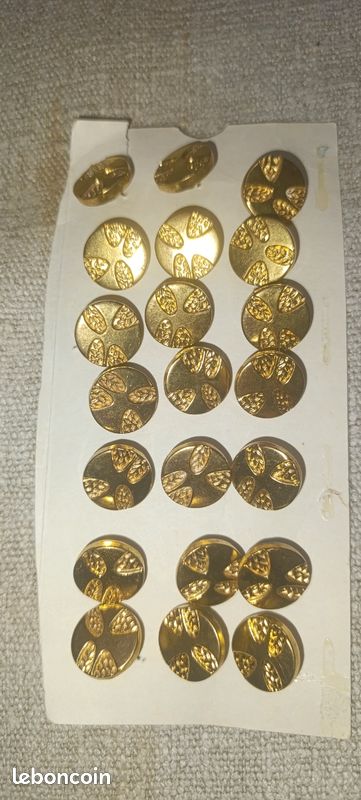 Bouton ancien doré motif feuilles – mercerie vintage (années 30–50) (image 2)
