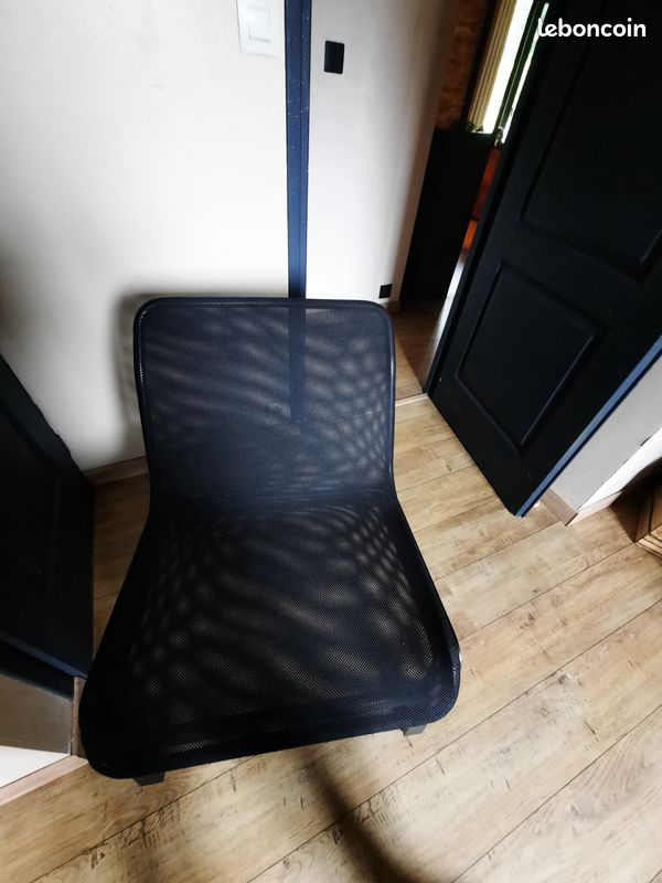 Fauteuil de couleur noire (image 2)
