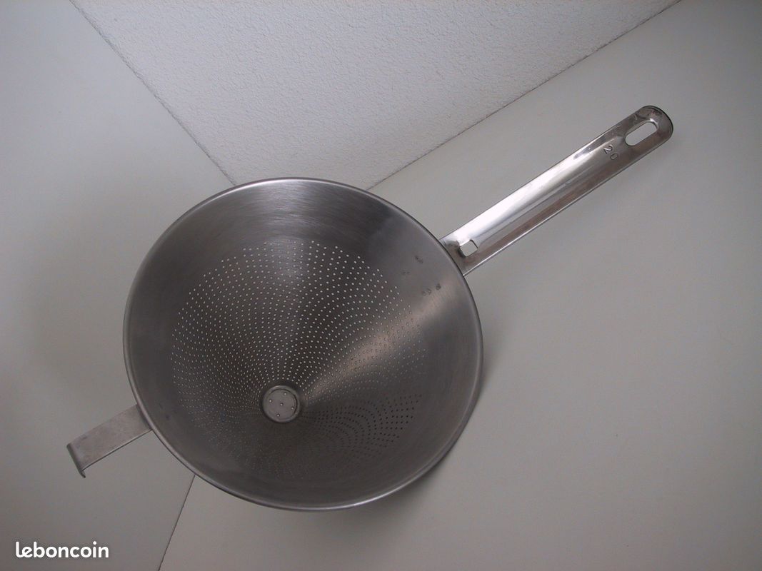 CHINOIS -- Passoire INOX -- D 20 cm -- années 90 (image 2)